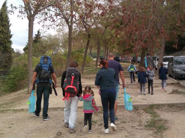 Imatge famílies pujant Sant Pere Màrtir