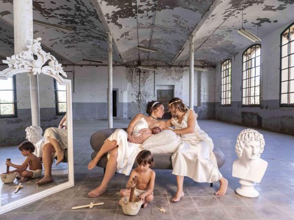 Visita comentada a l'exposició fotogràfica "No binari", de Glòria Cruz.