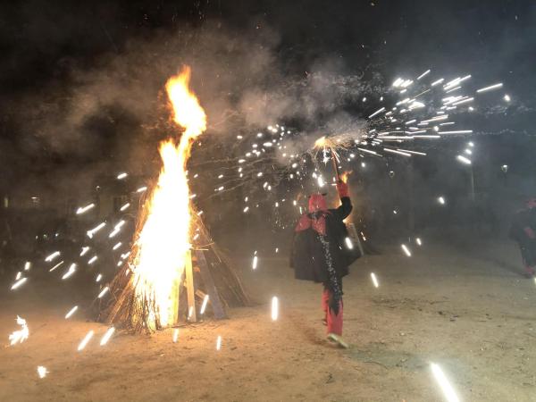 Correfoc i encesa de fogueres de Sant Antoni