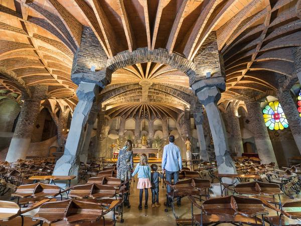 Visita la Cripta Gaudí i la Colònia Güell