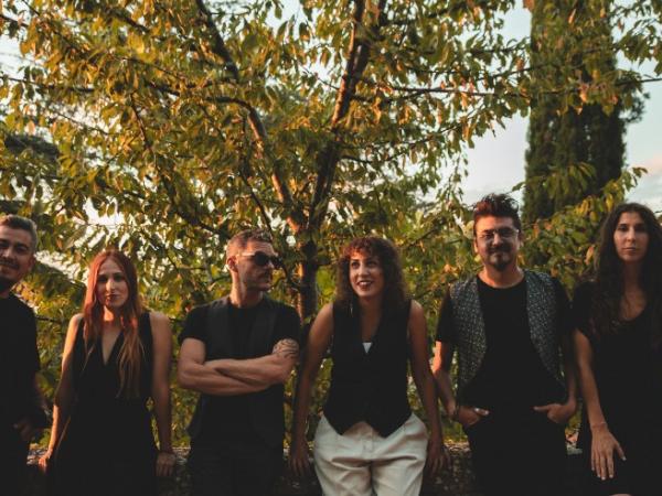 Club Elías: The Crabtones