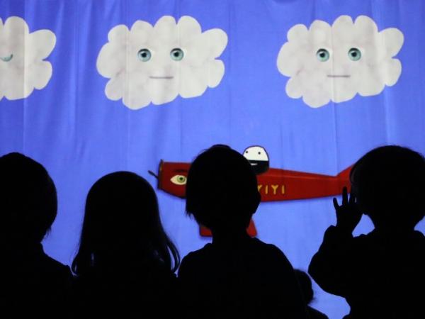 A Escena familar: Oh, Uh, Ah, Ei! Terra, aire, foc, aigua