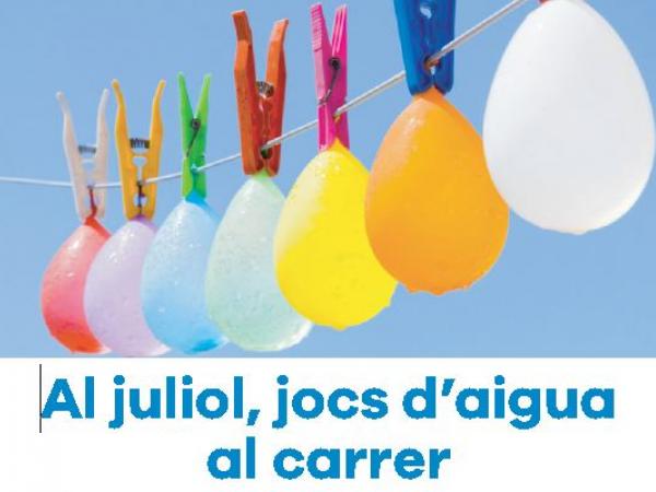 Al juliol, jocs d'aigua al carrer.JPG