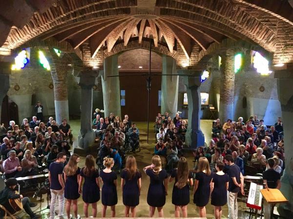 Concert coral Puellae et Pueri a la Cripta de la Colònia Güell