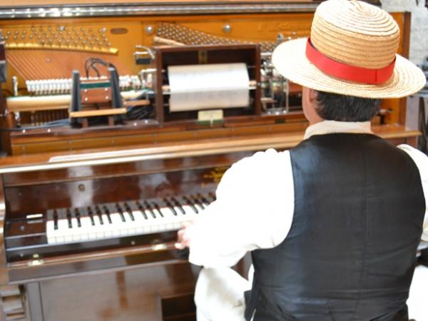 Sona, sona la pianola.