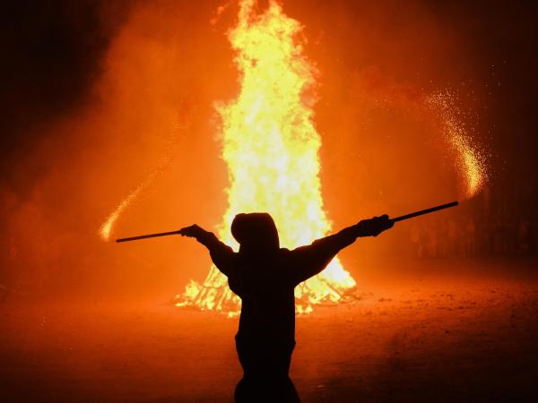 Activitat familiar de la foguera de Sant Joan 