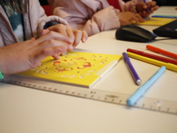 Decoració de rajoles amb trepes fetes amb tall làser