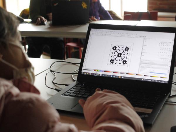 Decoració de rajoles amb trepes fetes amb tall làser