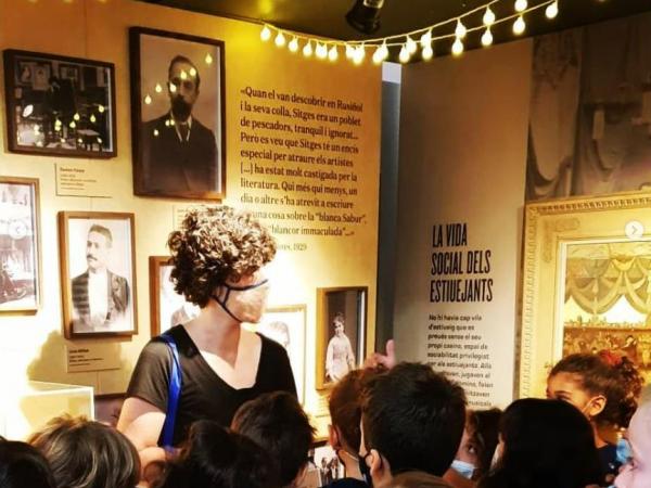 Visita familiar a l'exposició "Estiueig de proximitat, 1850-1950"