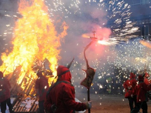 Arribada de la Flama del Canigó i encesa de la foguera de Sant Joan