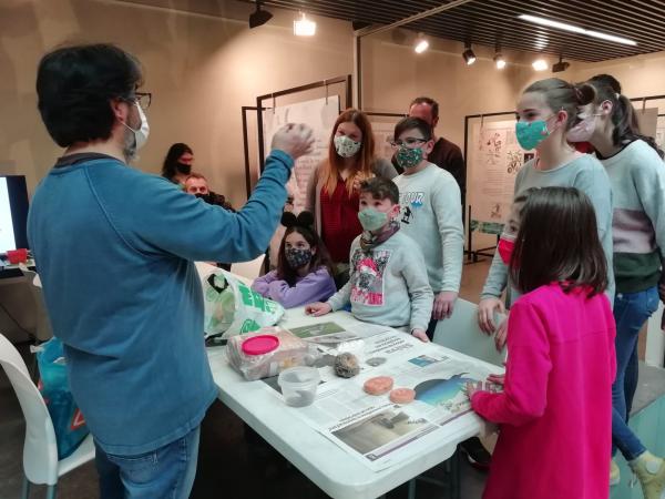 Visita i Gimcana familiar a l'exposició "L' art de la ciència. Jordi Sabater i Pi"