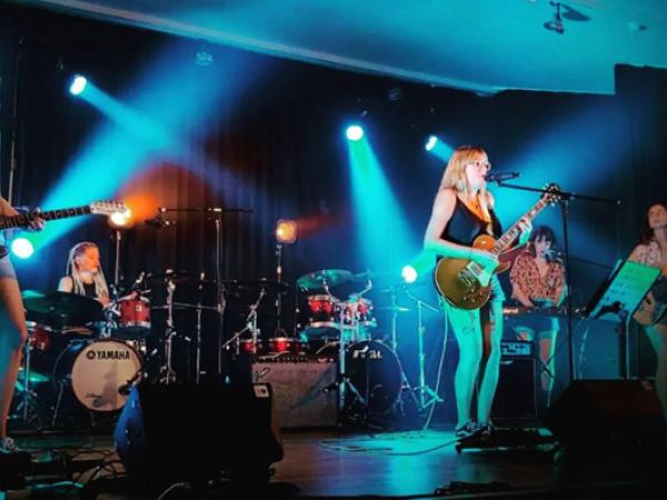 Actuació musical amb "Heidi& The Bobbies"