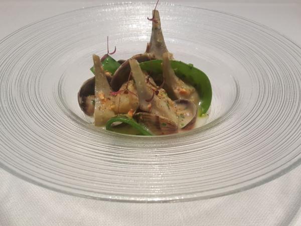 Carxofes del Prat amb cloïsses i tirabecs