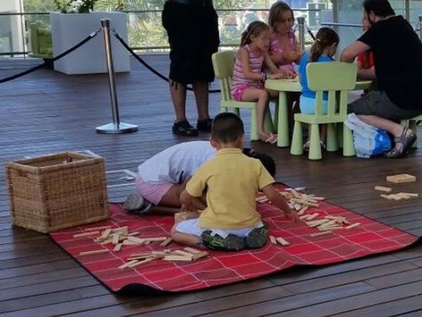 Taller de construcció de jocs tradicionals al centre comercial Splau