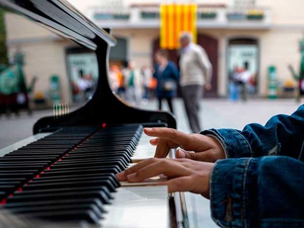 Un piano a la plaça