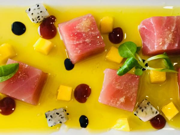 sashimi de atún, pitahaya y Mango.jpg