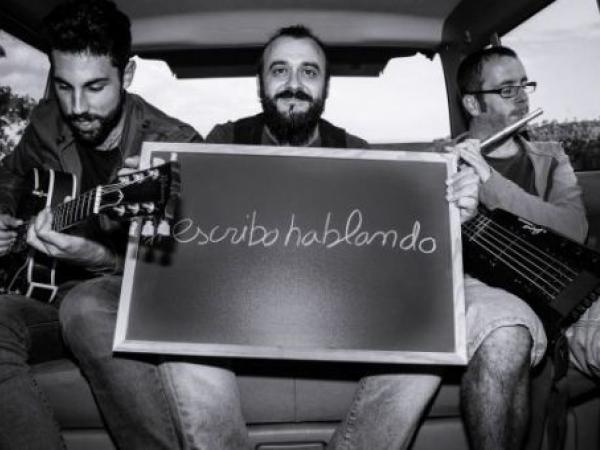 Con el Verso al traste a l'Espai en Blanch