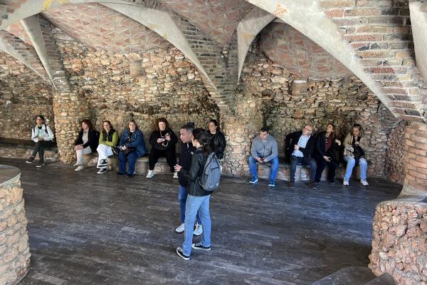 Els Punts d'Informació del Baix Llobregat visiten la Colònia Güell i la Cripta Gaudí