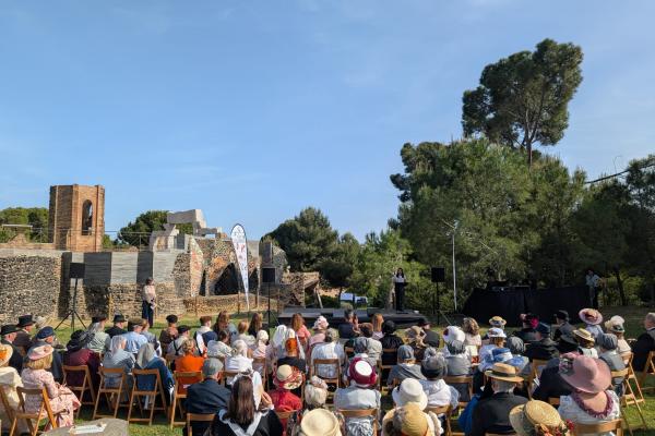 La Cripta Gaudí de la Colònia Güell acull més de 200 persones vestides d’època en la inauguració de la programació de fires modernistes a les comarques de Barcelona