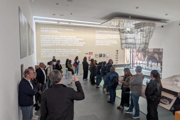 Els Punts d'Informació del Baix Llobregat visiten la Colònia Güell i la Cripta Gaudí