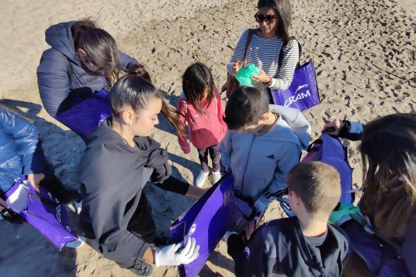 L'equip del Consorci de Turisme participa en la Jornada de neteja de platja del Prat
