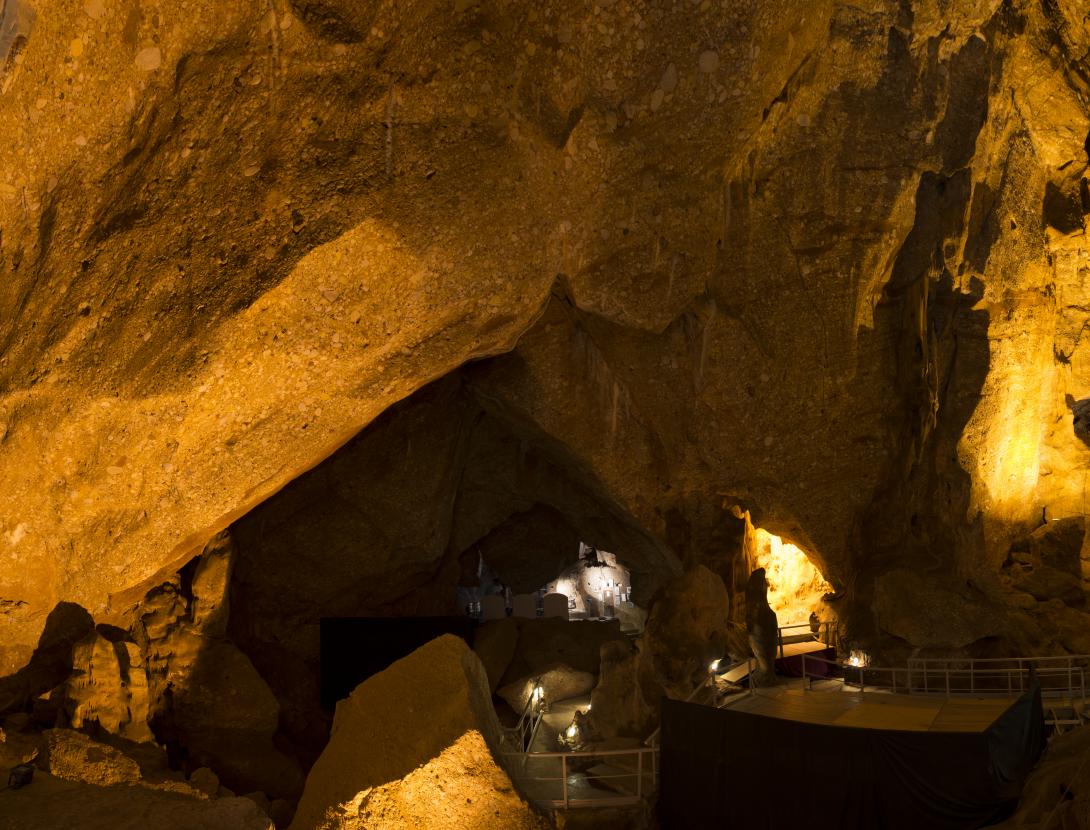 005-coves de collbato sala gran des de centre.jpg