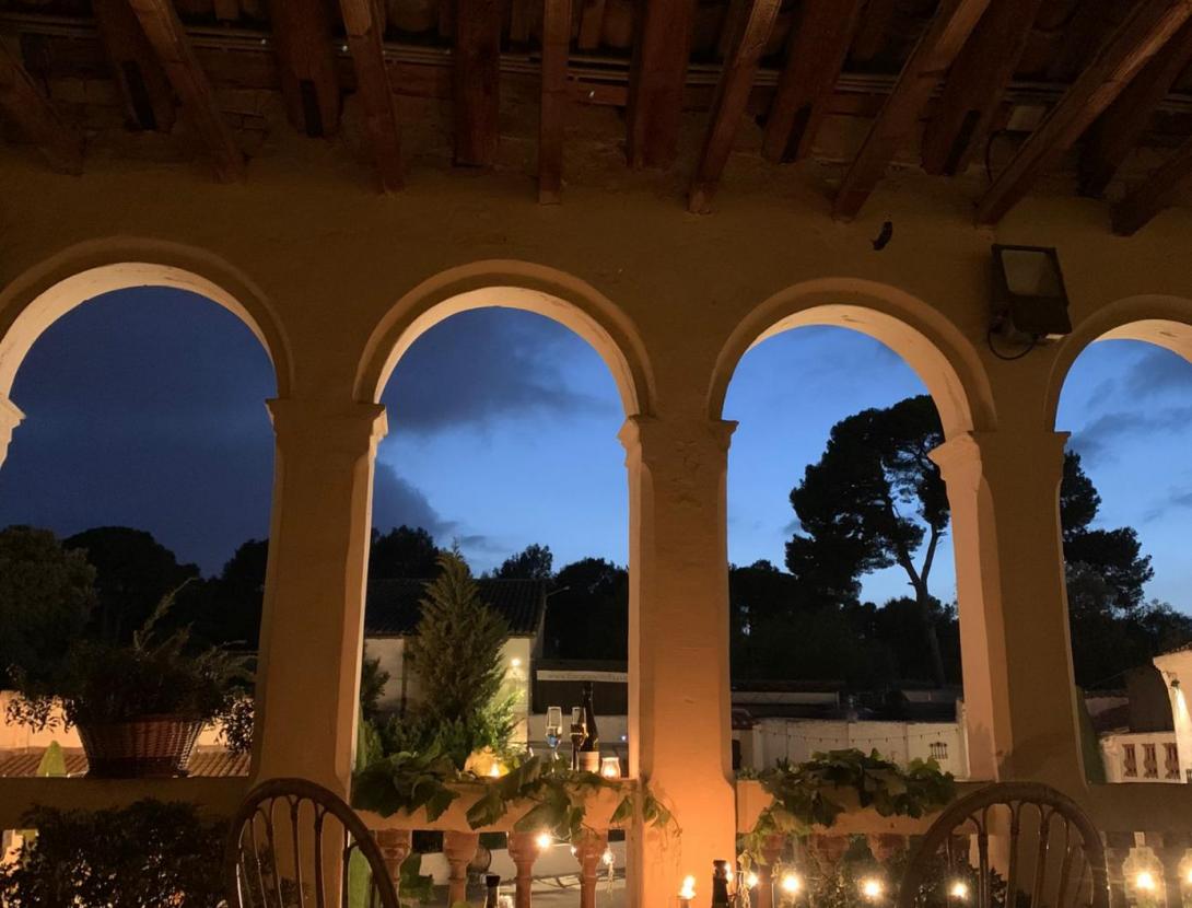 Sopar i posta de sol al celler