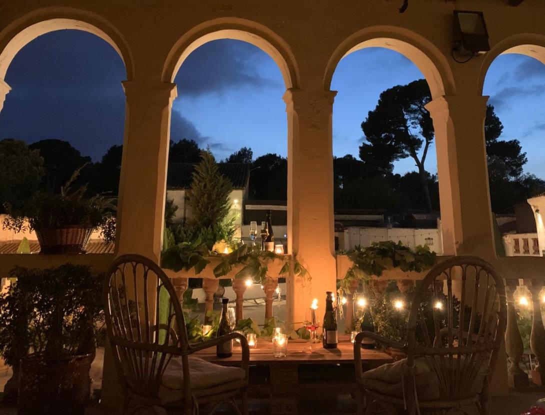 Sopar i posta del sol al celler