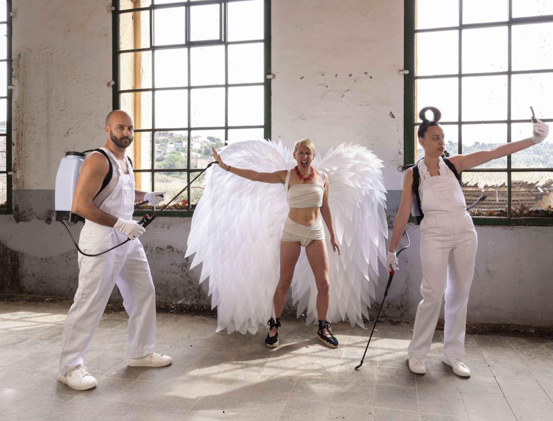 Visita comentada a l'exposició fotogràfica "No binari", de Glòria Cruz.