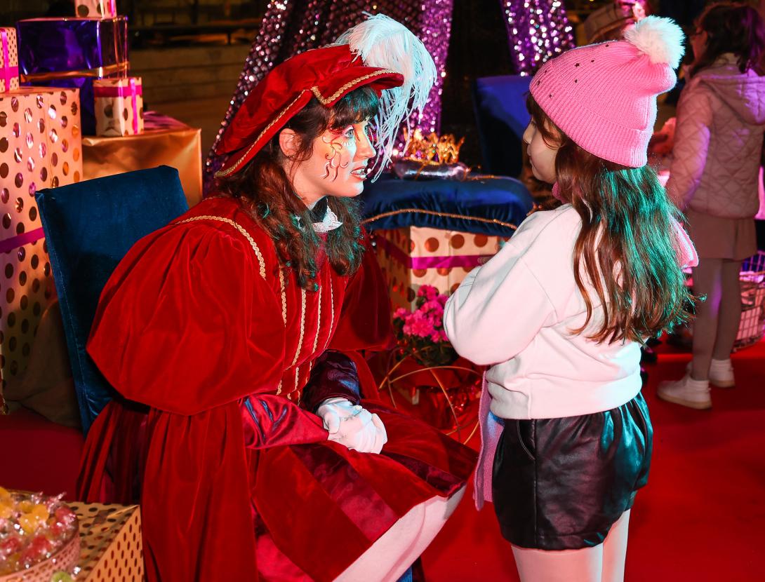 El patge reial visita el Mercat Sant Jordi