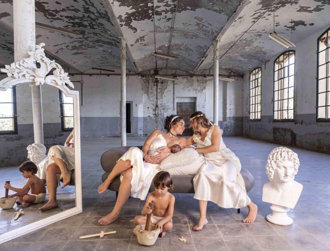 Visita comentada a l'exposició fotogràfica "No binari", de Glòria Cruz.