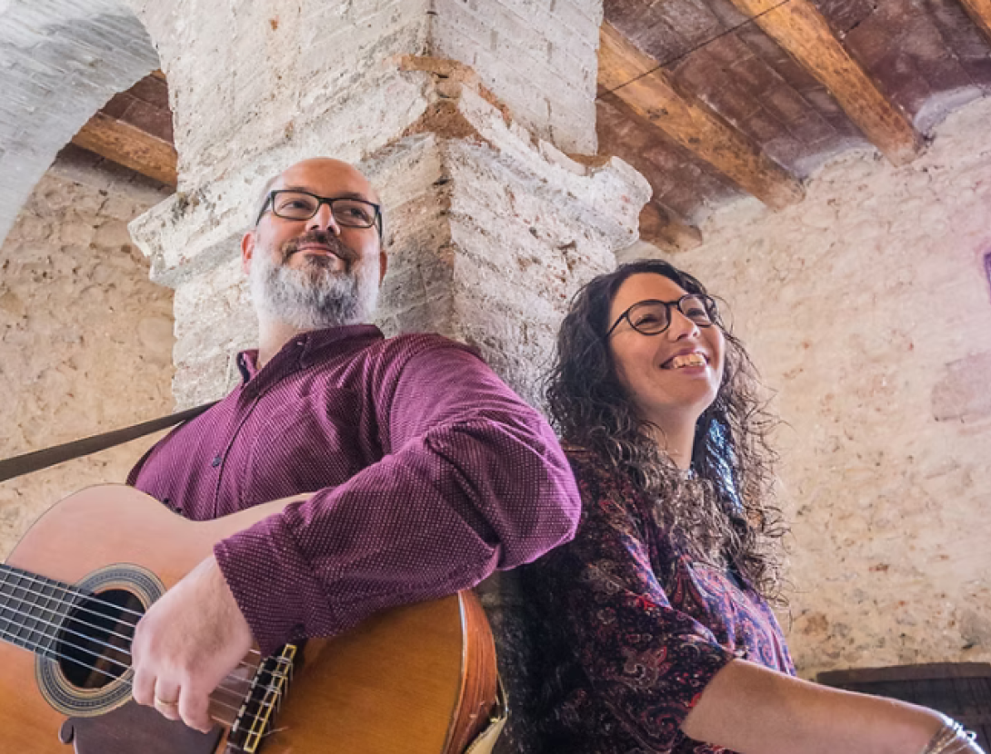 Ball folk a la plaça amb el grup Ballaveu