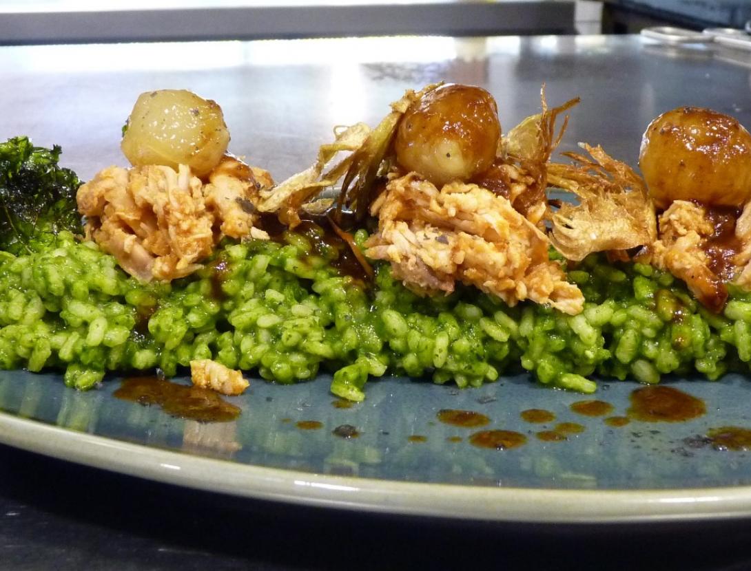 Arròs melós de pollastre de corral carxofes i cebetes glacejades 2.JPG