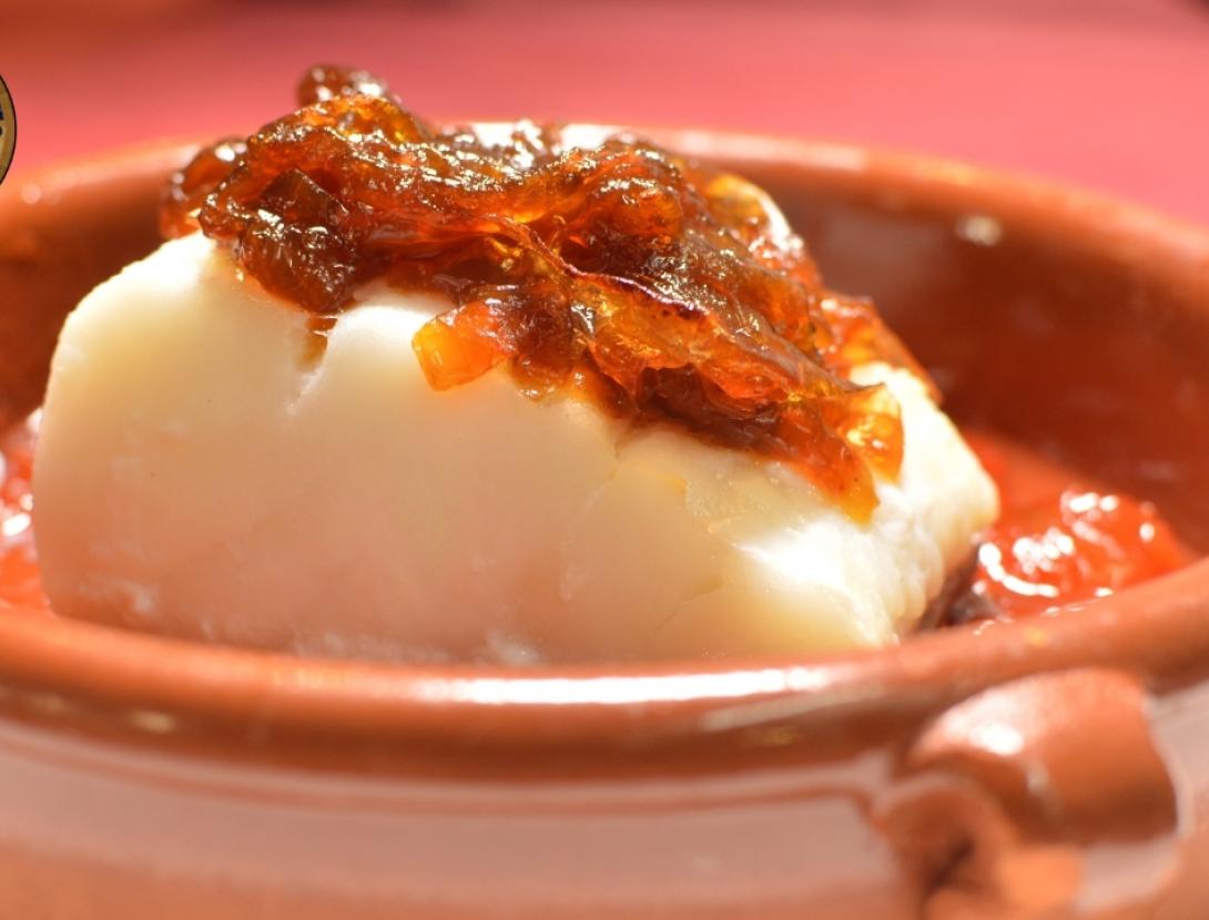 Bacalao braseado con mermelada de tomate y cebolla caramelizada. .jpg
