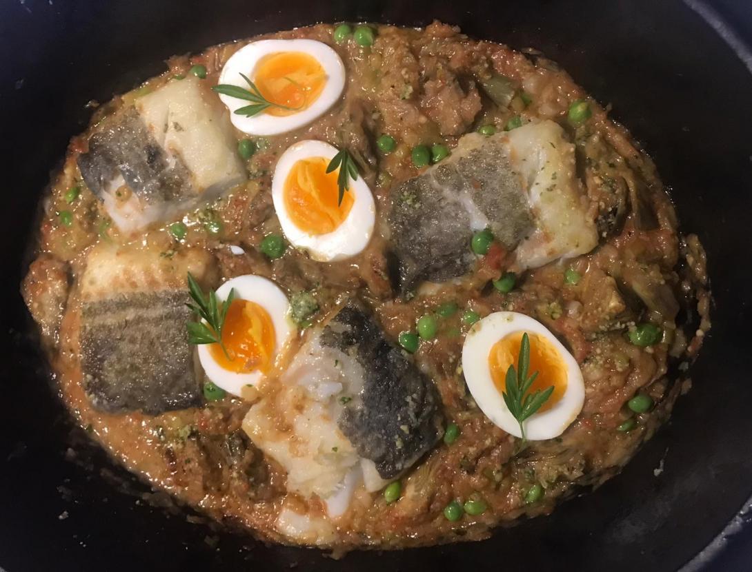 Bacallà de quaresma amb carxofes i pèsols.jpg