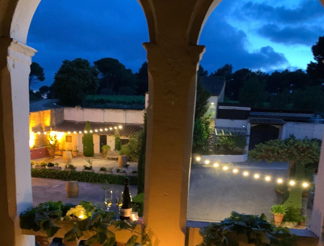 Sopar i posta de sol al celler