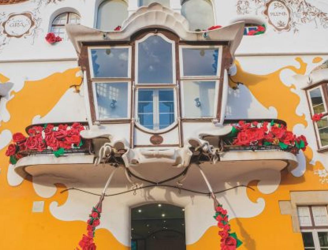 Instal·lació artística de roses a Can Negre