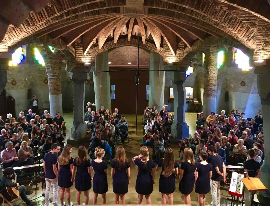 Concert coral Puellae et Pueri a la Cripta de la Colònia Güell