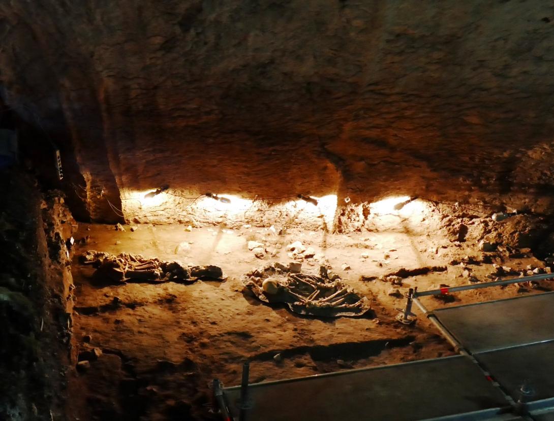 Excavacions a la Cova de Can Sadurní.