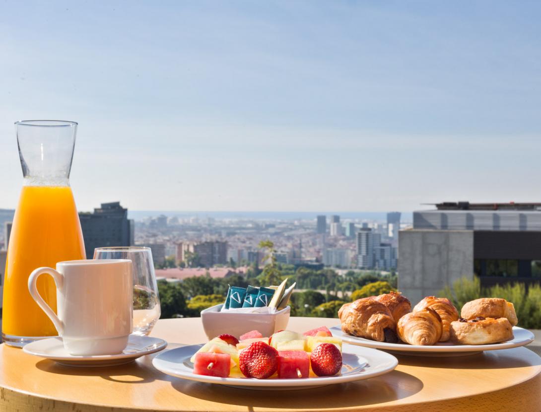 DESAYUNO EN TERRAZA VISTAS.jpg