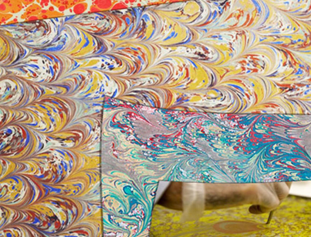 Fem un mural ple de papers dibuixats amb aigua (taller familiar)