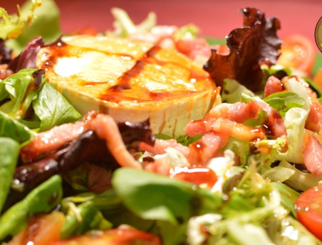 Ensalada con queso de cabra y crujiente de bacón. .jpg
