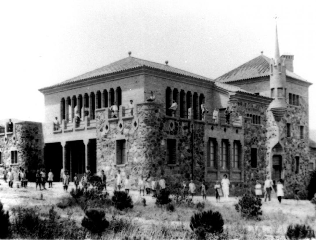 Visita guiada a les Escoles Modernistes de la Colònia Güell