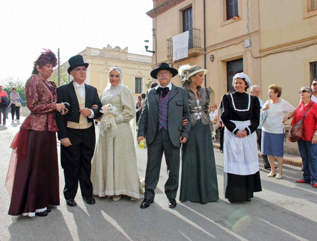 Veïns vestits d'època a la Festa del Modernisme de la Colònia Güell