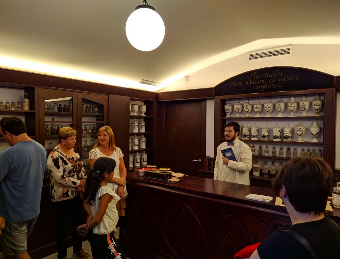 Visita teatralitzada a l'antiga Farmàcia Bujons (1842-1957)