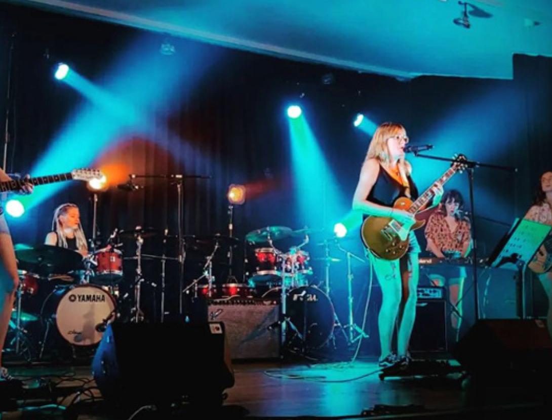 Actuació musical amb "Heidi&amp; The Bobbies"