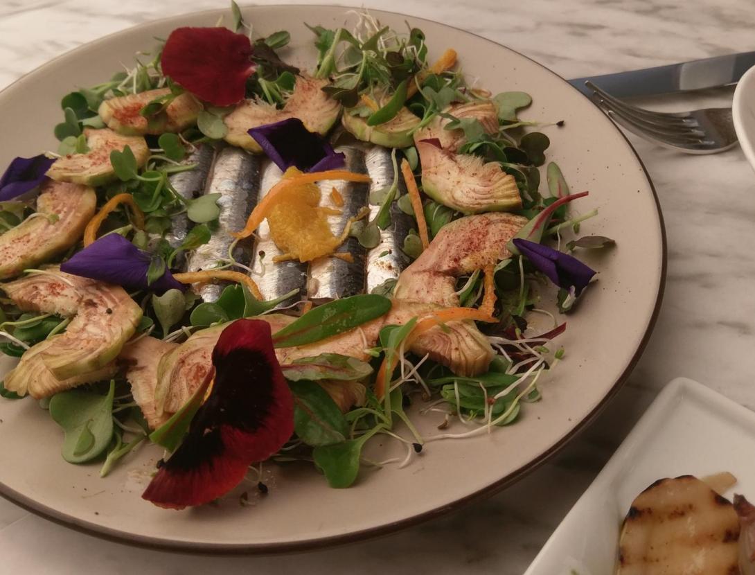 Amanida de carxofes i sardines marinades a la taronja