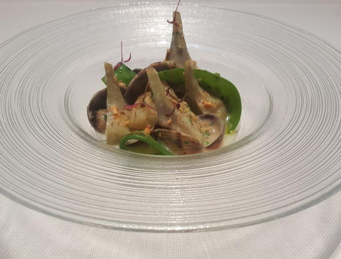 Carxofes del Prat amb cloïsses i tirabecs