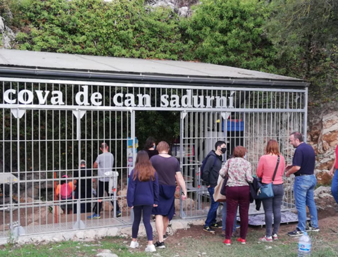 UN DIA AMB ELS ANCESTRES!. Visita a la Cova de Can Sadurní