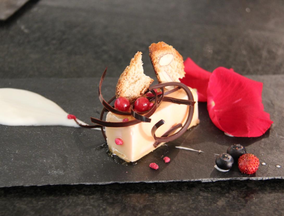 Mousse de rosa amb menta i gelatina de ratafia